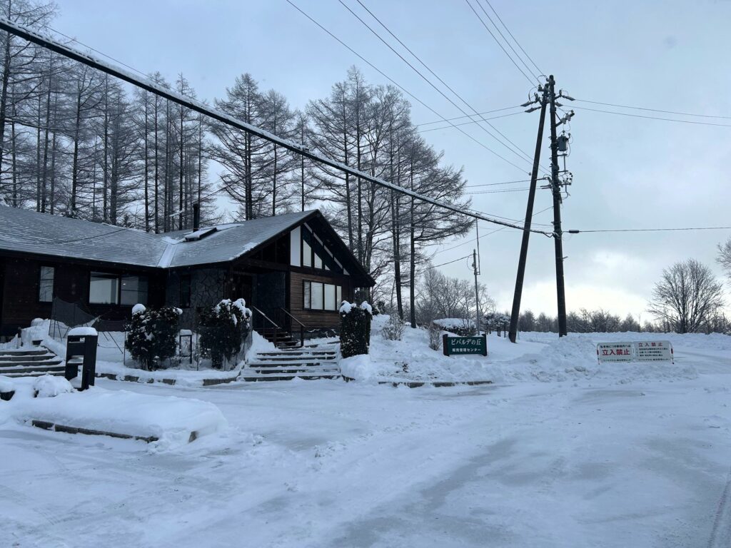 信州諏訪霧ヶ峰高原別荘地　霧ヶ峰　ビバルデの丘　長野県諏訪市　ビーナスライン　別荘　山　森　森林　自然　雪　積雪　道路