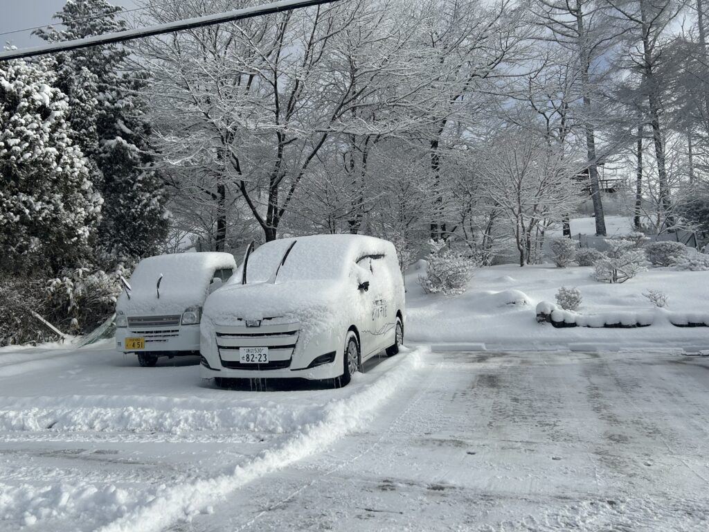 信州諏訪霧ヶ峰高原別荘地　霧ヶ峰　ビバルデの丘　長野県諏訪市　ビーナスライン　別荘　山　森　森林　自然　富士山　八ヶ岳　南アルプス　中央アルプス　眺望　雪渓　積雪　道路状況