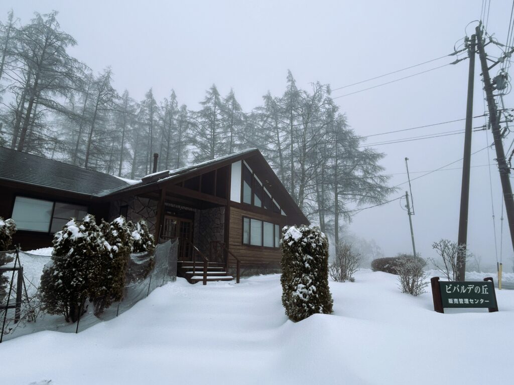 信州諏訪霧ヶ峰高原別荘地　霧ヶ峰　ビバルデの丘　長野県諏訪市　ビーナスライン　別荘　山　森　森林　自然　富士山　八ヶ岳　南アルプス　中央アルプス　雪　積雪状況　道路　除雪